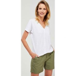 Bluzka oversize. Białe bluzki damskie Moodo, s, bez wzorów, z bawełny, klasyczne, z okrągłym kołnierzem, z krótkim rękawem. Za 39,99 zł.