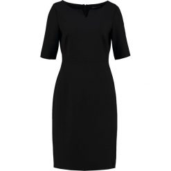 Expresso XANTIPPE Sukienka etui black. Czarne sukienki damskie marki Expresso, bez wzorów, z elastanu, bez kołnierzyka, bez rękawów. Za 459,00 zł.