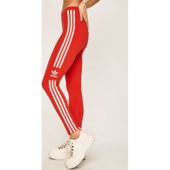 Adidas Originals - Legginsy. Czerwone spodnie damskie adidas Originals, z elastanu. W wyprzedaży za 99,90 zł.