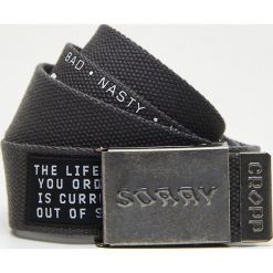 Parciany pasek z nadrukiem - Szary. Szare paski męskie marki Cropp, w paski. Za 29,99 zł.