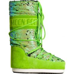 Śniegowce MOON BOOT CLASSIC DISCO. Zielone śniegowce damskie Moon Boot, na zimę, z zamszu, bez zapięcia. W wyprzedaży za 924,00 zł.