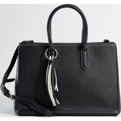 Torba City Bag z chwostem - Czarny. Czarne torebki klasyczne damskie marki Mohito. Za 129,99 zł.