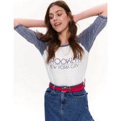 T-SHIRT DAMSKI, Z NADRUKIEM. Niebieskie t-shirty damskie TROLL, xs, z nadrukiem, z bawełny, z kontrastowym kołnierzykiem. Za 49,99 zł.