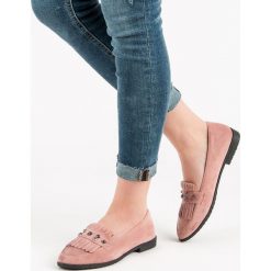 PUDROWE ZAMSZOWE MOKASYNY. Różowe półbuty damskie LAURA MODE, bez wzorów, z zamszu, bez obcasa, bez zapięcia. Za 53,00 zł.