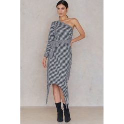 NA-KD Sukienka na jedno ramię w kratkę - Multicolor. Szare sukienki damskie NA-KD, na co dzień, w kratkę, z bawełny, z asymetrycznym kołnierzem, z długim rękawem, długie, midi, asymetryczne. W wyprzedaży za 30,28 zł.