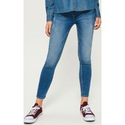Jeansy skinny mid waist - Granatowy. Niebieskie rurki damskie marki Sinsay, z jeansu. Za 79,99 zł.