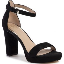 Sandały GUESS - Omere FL5ORE SUE03 BLACK. Czarne klapki damskie Guess, z aplikacjami, z zamszu, bez obcasa, na obcasie. W wyprzedaży za 499,00 zł.