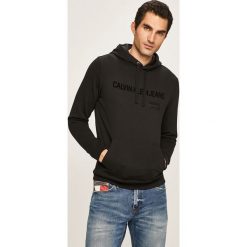 Calvin Klein Jeans - Bluza. Czarne bluzy męskie m, z bawełny, z kapturem. W wyprzedaży za 319,90 zł.