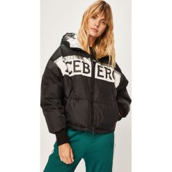 Iceberg - Kurtka puchowa. Zielone kurtki damskie Iceberg, bez wzorów, z materiału, krótkie, z kapturem. W wyprzedaży za 1549,00 zł.