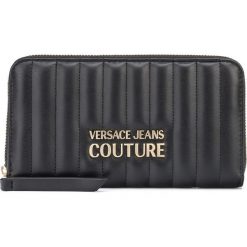 Versace Jeans Couture Portfel Czarny. Czarne portfele damskie Versace Jeans Couture, bez wzorów, z jeansu. Za 368,95 zł.