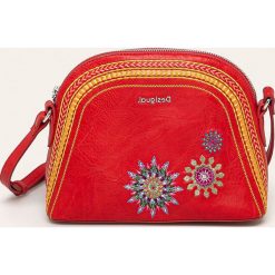 Desigual - Torebka. Czerwone listonoszki damskie Desigual, w paski, z poliesteru, małe, z aplikacjami. W wyprzedaży za 149,90 zł.