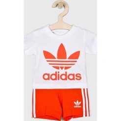 Adidas Originals - Komplet dziecięcy 62-104 cm. Białe spodnie chłopięce adidas Originals, bez wzorów, z bawełny, krótkie. W wyprzedaży za 129,90 zł.