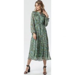 Zielona Sukienka Lullie. Zielone sukienki damskie Born2be, na imprezę, s, bez wzorów, eleganckie, z falbankami, z długim rękawem, długie, maxi, rozkloszowane. Za 139,99 zł.