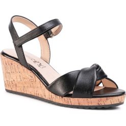 Sandały CAPRICE - 9-28703-24 Black Softnap. 040. Czarne klapki damskie Caprice, bez wzorów, ze skóry, bez obcasa, na obcasie. Za 249,00 zł.