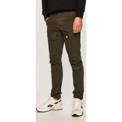 G-Star Raw - Spodnie. Zielone spodnie męskie G-Star RAW, na co dzień, bez wzorów, z bawełny, retro. W wyprzedaży za 379,90 zł.