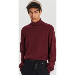 Sweter z golfem - Bordowy. Czerwone swetry męskie Cropp, s, bez wzorów. W wyprzedaży za 59,99 zł.