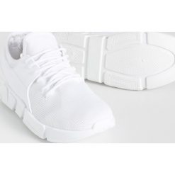 Sportowe buty - Biały. Białe buty sportowe damskie Sinsay, bez wzorów, sportowe. Za 69,99 zł.
