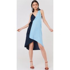 NA-KD Asymetryczna sukienka kopertowa - Blue. Niebieskie sukienki asymetryczne marki NA-KD, z asymetrycznym kołnierzem, midi. W wyprzedaży za 38,99 zł.