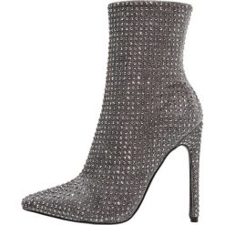 Steve Madden WIFEY Botki na obcasie rhinestones. Szare botki damskie na obcasie Steve Madden, z materiału. Za 589,00 zł.