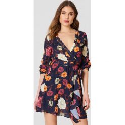 Trendyol Sukienka w kwiaty z rozcięciami - Multicolor,Navy. Niebieskie sukienki na komunię Trendyol, w kwiaty, z kopertowym dekoltem, na ramiączkach, kopertowe. W wyprzedaży za 90,98 zł.