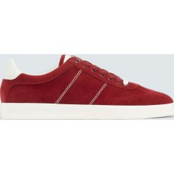 Bordowe tenisówki basic. Czerwone trampki i tenisówki damskie Pull&Bear, bez wzorów, bez zapięcia. Za 99,90 zł.