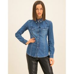 Koszula Guess Lalima W01H11 D3YR1. Niebieskie bluzki damskie Guess, xs, z aplikacjami, z elastanu, bez kołnierzyka, bez rękawów. W wyprzedaży za 379,00 zł.
