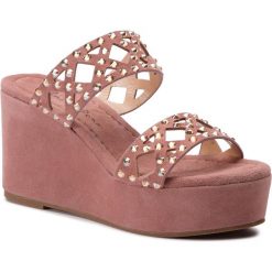 Klapki ALMA EN PENA - V19400 Suede Lavanda. Różowe klapki damskie Alma en Pena, bez wzorów, ze skóry, bez obcasa, na obcasie. W wyprzedaży za 339,00 zł.
