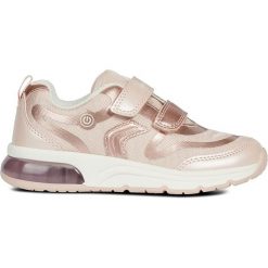 Sneakersy "Spaceclub" w kolorze jasnoróżowym. Różowe trampki dziewczęce geox kids, bez wzorów, z gumy, bez zapięcia. W wyprzedaży za 139,95 zł.