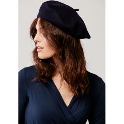 Beret wełniany ciemnogranatowy niebieski. Niebieskie berety damskie Marie Zélie, w paski, z bawełny. Za 97,00 zł.