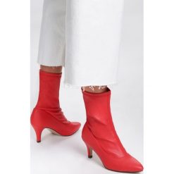 Czerwone Botki Way You Want Me. Czerwone botki damskie Renee, ze skóry, na wysokim obcasie, na obcasie, bez zapięcia. Za 129,99 zł.