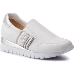 Sneakersy CAPRICE - 9-24701-22 White Comb 197. Białe półbuty damskie Caprice, na co dzień, z aplikacjami, ze skóry, bez obcasa, na płaskiej podeszwie, bez zapięcia. W wyprzedaży za 189,00 zł.