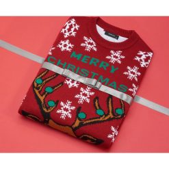 Sweter z napisem Merry Christmas - Czerwony. Czerwone swetry męskie Reserved, s, z napisami, bez kołnierzyka, bez kaptura. Za 119,99 zł.