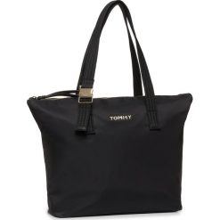 Torebka TOMMY HILFIGER - Th Nylon Tote AW0AW07696 BDS. Czarne torebki klasyczne damskie TOMMY HILFIGER, z aplikacjami, z nylonu, klasyczne, zdobione, bez dodatków. W wyprzedaży za 359,00 zł.