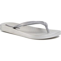 Japonki IPANEMA - Mesh IV Fem 82763 Silver/Silver/Dark Grey 24892. Szare klapki damskie Ipanema, bez wzorów, z tworzywa sztucznego, bez obcasa. W wyprzedaży za 59,00 zł.