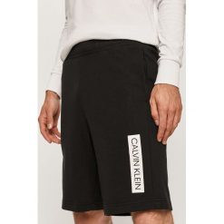 Calvin Klein Performance - Szorty. Czarne spodenki i szorty męskie Calvin Klein Performance, s, z nadrukiem, z bawełny, casualowe. Za 229,90 zł.