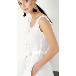 Sukienka - 102-1030-1 BI. Białe sukienki damskie Unisono, s, w paski, ze lnu, bez kołnierzyka, bez rękawów, midi. Za 99,00 zł.