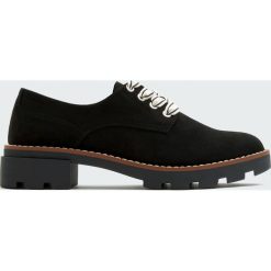 Buty w stylu derby z kontrastowymi sznurówkami. Półbuty damskie Pull&Bear, bez wzorów, bez obcasa, na płaskiej podeszwie, na sznurówki. Za 139,00 zł.
