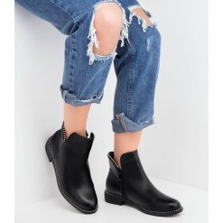 Botki damskie Abloom XW9086 Czarne. Czarne botki damskie ABLOOM, z tworzywa sztucznego, klasyczne, na niskim obcasie, na obcasie, na zamek. Za 96,00 zł.