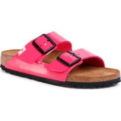 Klapki BIRKENSTOCK - Arizona Bs 1017562 Patent Fuchsia Tulip. Różowe klapki damskie Birkenstock, bez wzorów, ze skóry ekologicznej, bez obcasa. Za 289,00 zł.