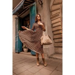 Beżowa plisowana sukienka do biura z paseczkiem SOLANGE. Brązowe sukienki damskie Endoftheday, do pracy, w paski, z elastanu, vintage, z falbankami, bez rękawów, midi, kopertowe. Za 219,00 zł.