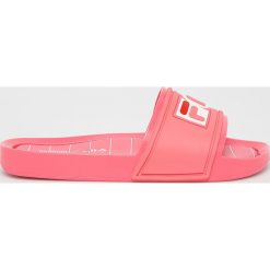Melissa - Klapki x Fila. Różowe klapki damskie Melissa, bez wzorów, z gumy, bez obcasa, na obcasie. W wyprzedaży za 259,90 zł.