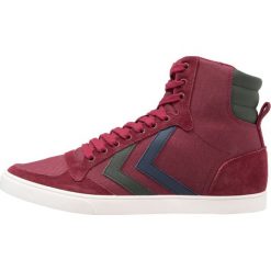 Hummel SLIMMER STADIL DUO CANVAS HIGH Tenisówki i Trampki wysokie cabernet. Czerwone trampki męskie Hummel, ze skóry. W wyprzedaży za 213,85 zł.