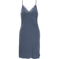Triumph Koszula nocna Chemises ciemnoniebieski female niebieski 36. Niebieskie koszule nocne damskie Triumph, w koronkowe wzory, z satyny, eleganckie, z dekoltem w serek, bez rękawów. W wyprzedaży za 129,00 zł.