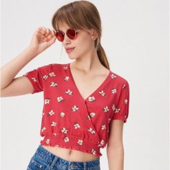Kopertowa koszulka w kwiaty - Czerwony. Czerwone koszulki damskie Sinsay, s, w kwiaty, bez kołnierzyka, bez rękawów. W wyprzedaży za 9,99 zł.