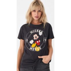 T-shirt z nadrukiem Mickey Mouse - Czarny. Czarne t-shirty damskie House, xs, z nadrukiem, bez kołnierzyka. Za 39,99 zł.