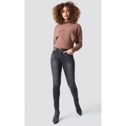 NA-KD Jeansy Skinny Mid Waist - Grey. Szare jeansy damskie skinny marki NA-KD. Za 141,95 zł.
