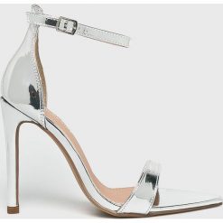 Public Desire - Sandały. Szare sandały damskie marki Public Desire, z materiału, na obcasie, na klamry. W wyprzedaży za 99,90 zł.
