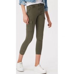 Spodnie z kieszeniami cargo - Khaki. Brązowe spodnie damskie Sinsay, s. Za 89,99 zł.