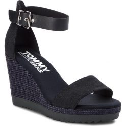 Sandały TOMMY JEANS - Sporty Denim Wedge Sandal EN0EN00194 Midnight 403. Niebieskie klapki damskie Tommy Jeans, bez wzorów, z jeansu, bez obcasa, na obcasie. W wyprzedaży za 249,00 zł.