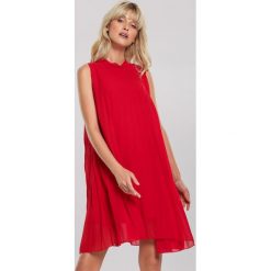 Czerwona Sukienka Hunt. Czerwone sukienki damskie other, na imprezę, na lato, m, bez wzorów, ze stójką, bez rękawów, mini. Za 59,99 zł.